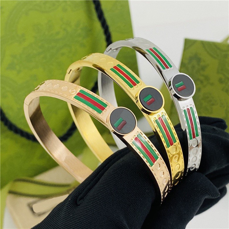 G*u*i bracelets